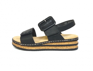 Zwarte sandaal van Rieker op een mooie sleehak van 3 cm, 2 velcro sluitingen (gesp=velcro), E1/2 breedte (normale breedte maar met iets meer ruimte aan de bal van de voet), zacht voetbed - €64.95