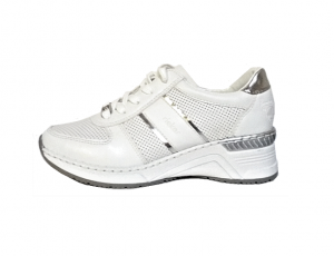 Lage sneaker van Rieker in wit leder met zilveren accenten, vetersluiting, G-breedte, uitneembaar lederen voetbed - €74.95